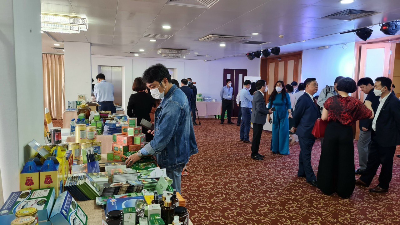 Các sản phẩm, vật phẩm du lịch của địa phương được giới thiệu tại Hội nghị